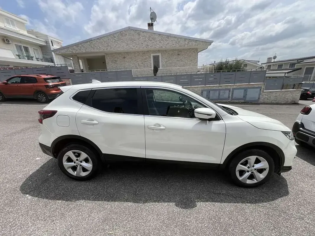 Usata Nissan Qashqai N-Connecta 110 CV (80 kW) 2018 Bianco SUV