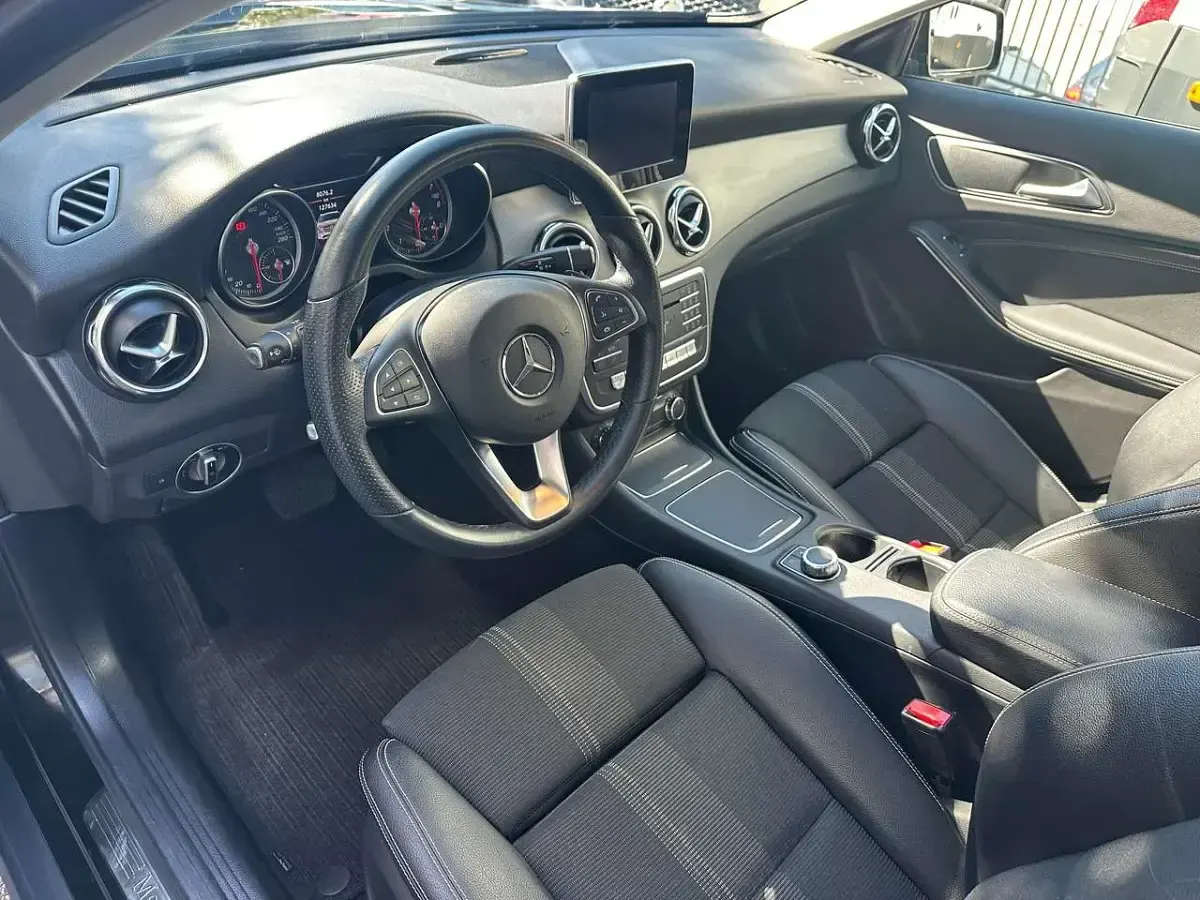 Usata Mercedes GLA200 156 CV (114 kW) 2019 Kosmosschwarz  metalliclack SUV