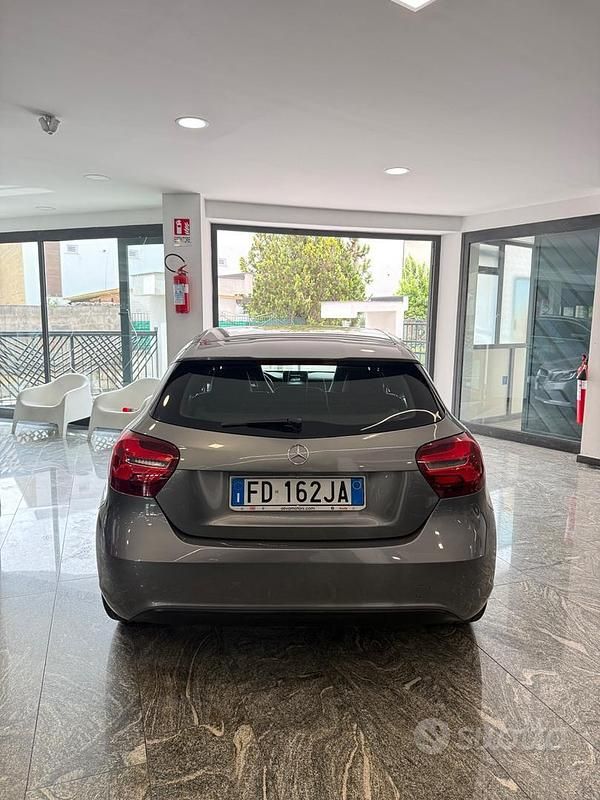 Usata Mercedes A180 116 CV (85 kW) 2016 Grigio Berlina