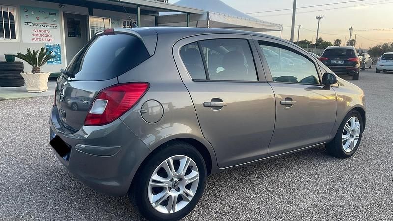 Usata Opel Corsa Cosmo 75 CV (55 kW) 2011 Marrone Utilitaria