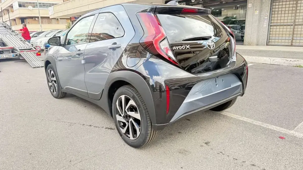 Nuova Toyota Aygo X Lounge 72 CV (52 kW) 2025 Grigio SUV