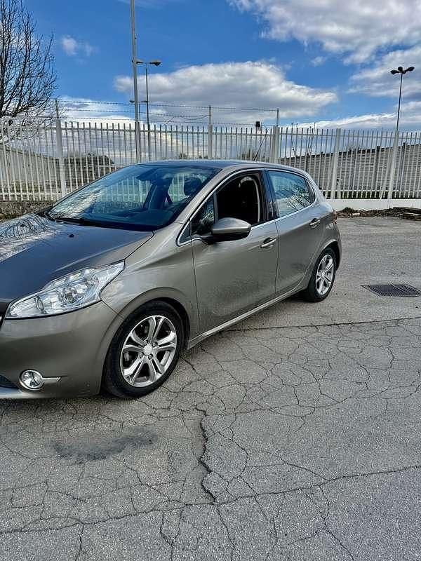 Usata Peugeot 208 Allure 68 CV (50 kW) 2013 Utilitaria