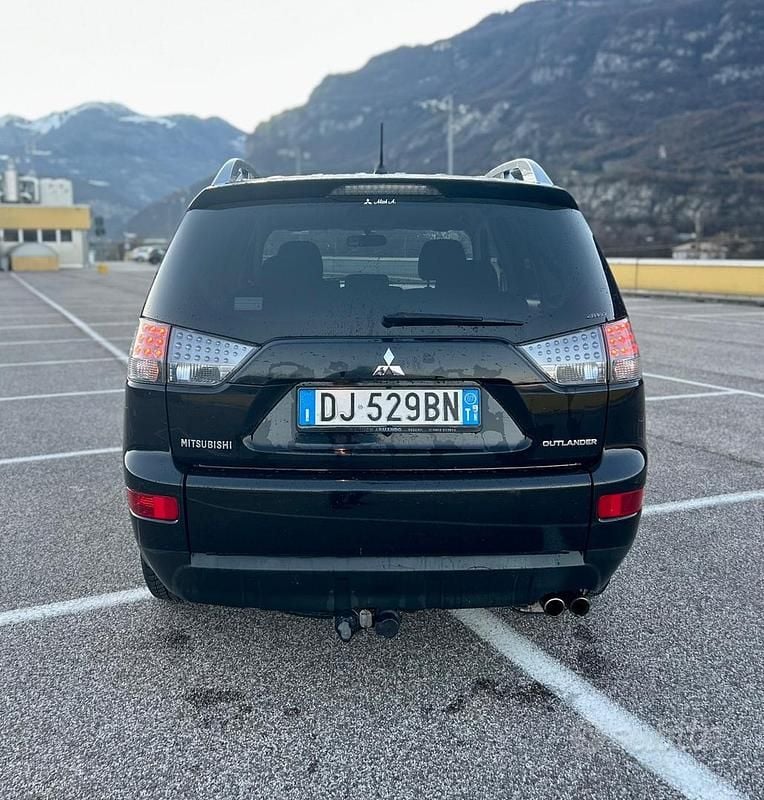 Usata Mitsubishi Outlander Instyle 140 CV (102 kW) 2007 Nero SUV