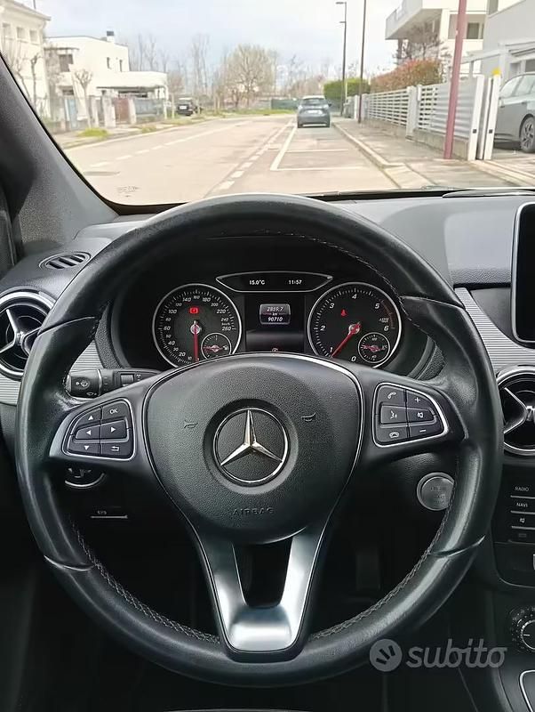 Usata Mercedes B180 AMG 109 CV (80 kW) 2018 Bianco Utilitaria