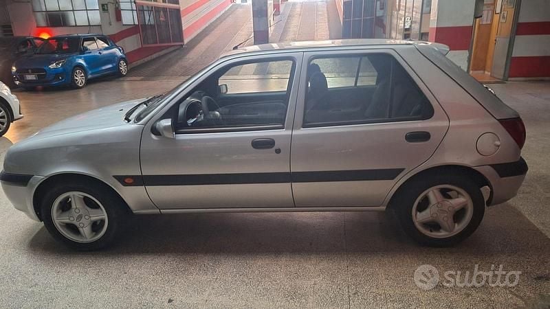 Usata Ford Fiesta 75 CV (55 kW) 2001 Grigio Utilitaria