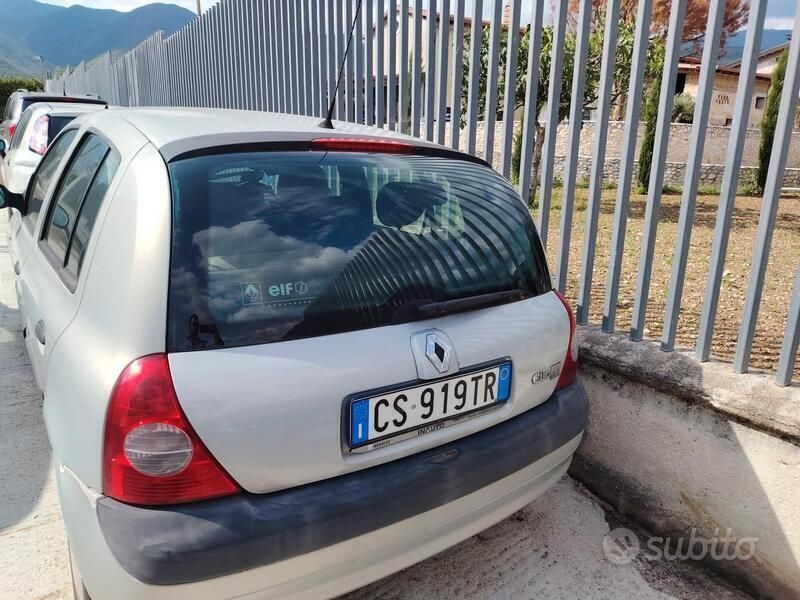 Usata Renault Clio II Dynamique 75 CV (55 kW) 2004 Grigio Berlina