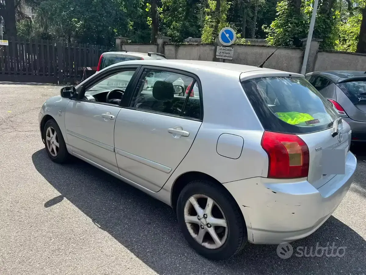 Usado Toyota Corolla 97 CV (71 kW) 2004 Gris Berlina