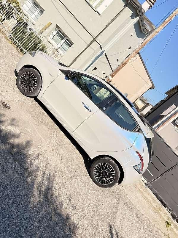 Usata Lancia Ypsilon Gold 69 CV (50 kW) 2018 Oro Utilitaria