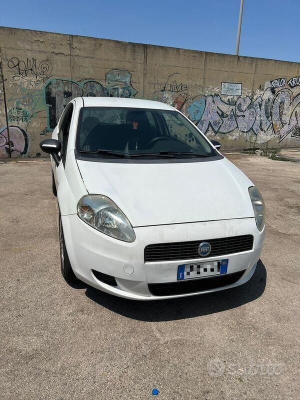Usata Fiat Grande Punto 77 CV (56 kW) 2007 Bianco Utilitaria