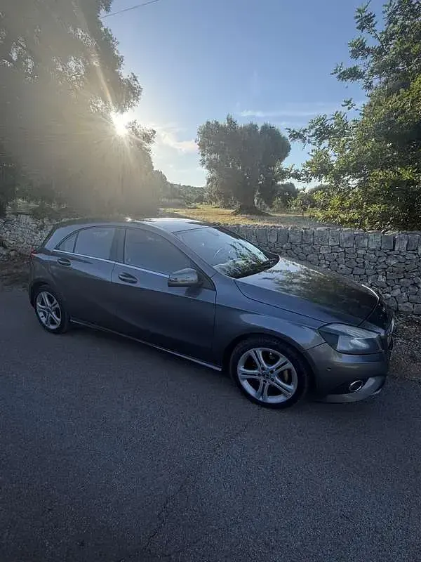 Usata Mercedes 180 109 CV (80 kW) 2013 Grigio Berlina