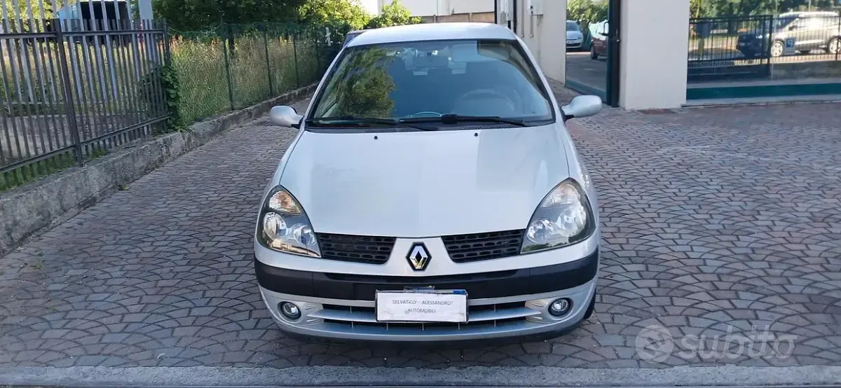 Usata Renault Clio II 75 CV (55 kW) 2004 Grigio Berlina