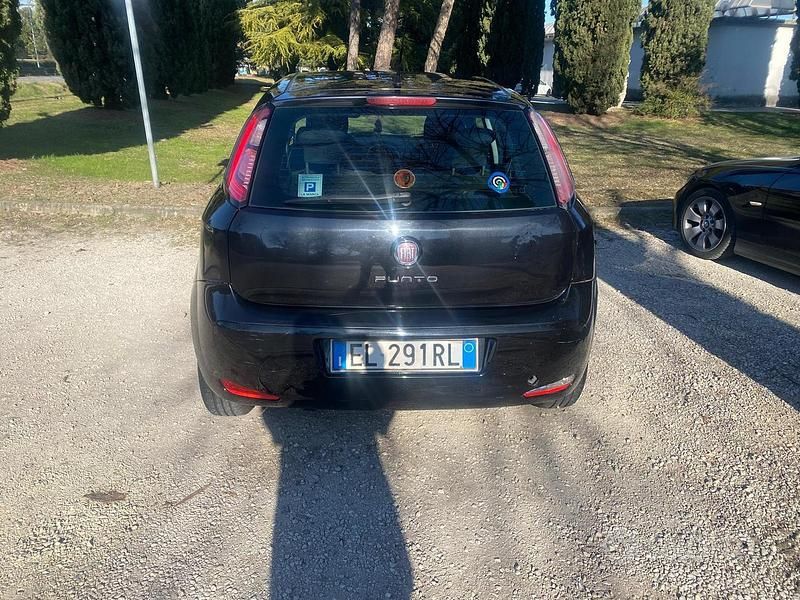 Usata Fiat Grande Punto Dynamic 75 CV (55 kW) 2011 Nero Utilitaria