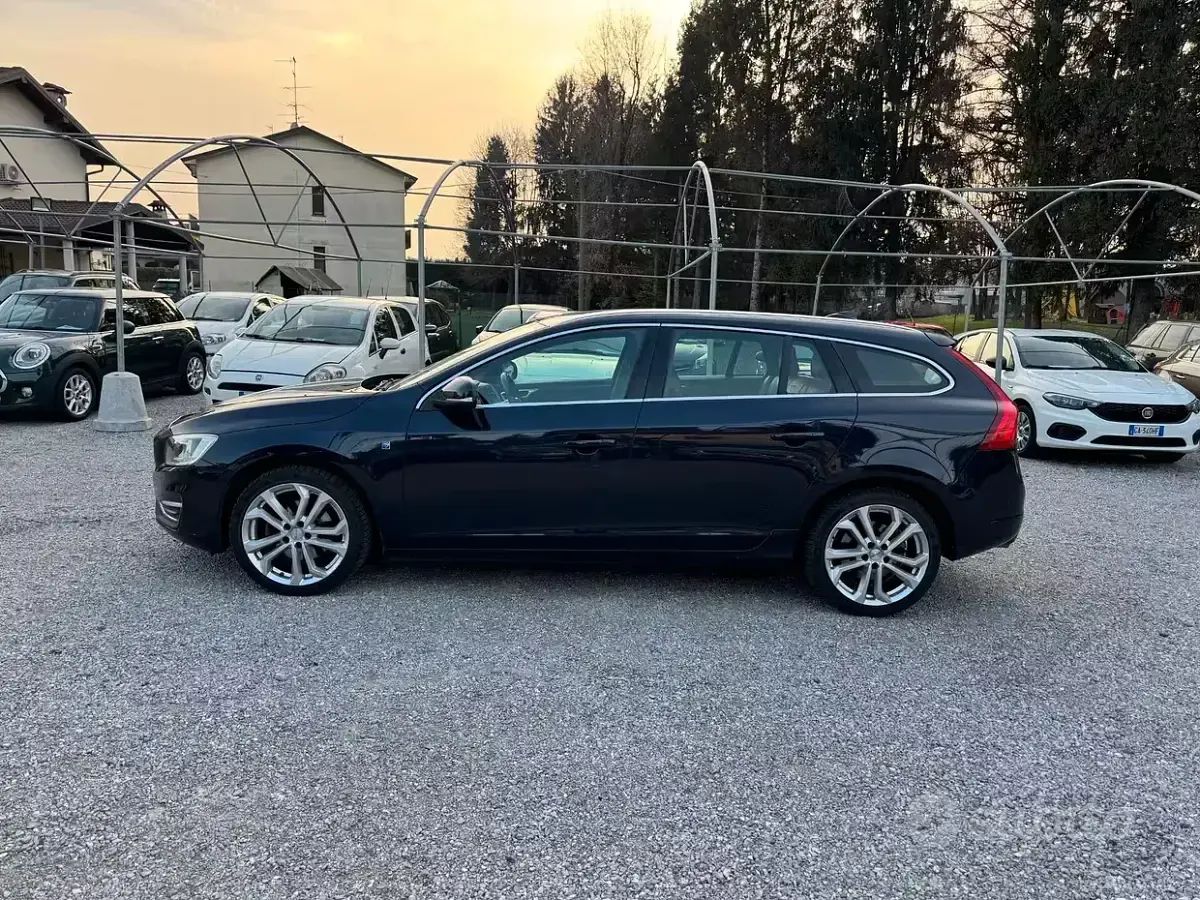 Usata Volvo V60 Ocean Race 120 CV (88 kW) 2016 Blu Station wagon