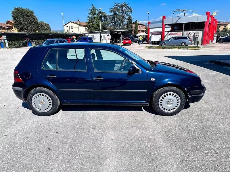 Begagnad VW Golf III Comfortline 101 HK (74 kW) 1998 Blå Sedan