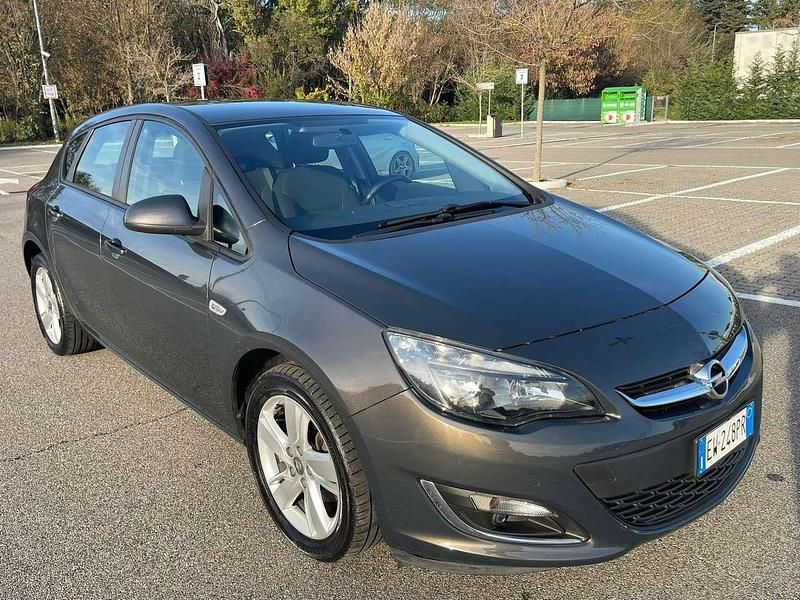 Usata Opel Astra Cosmo 110 CV (80 kW) 2014 Grigio Berlina