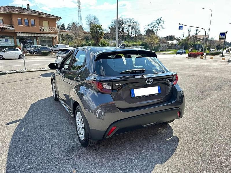 Usata Toyota Yaris Hybrid Business Edition 116 CV (85 kW) 2020 Grigio Berlina
