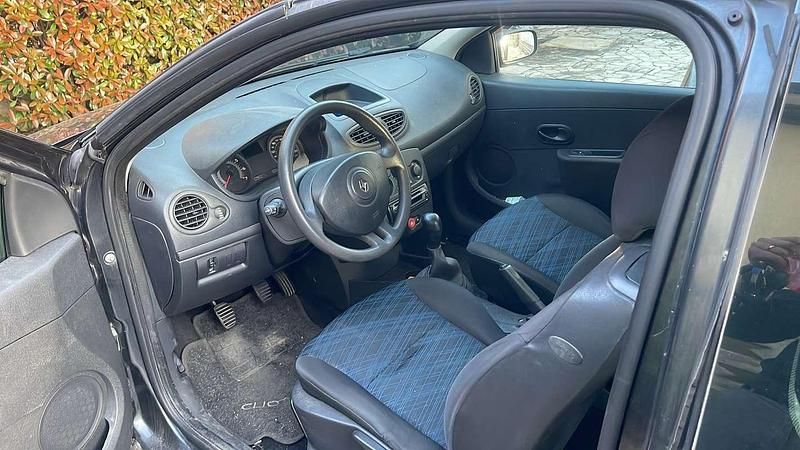 Usata Renault Clio II LE 75 CV (55 kW) 2007 Berlina