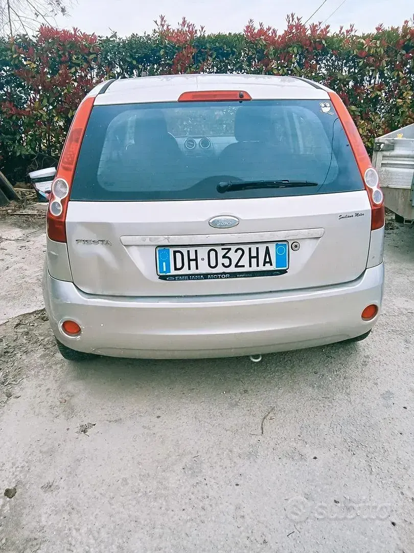 Usata Ford Fiesta 75 CV (55 kW) 2007 Grigio Utilitaria