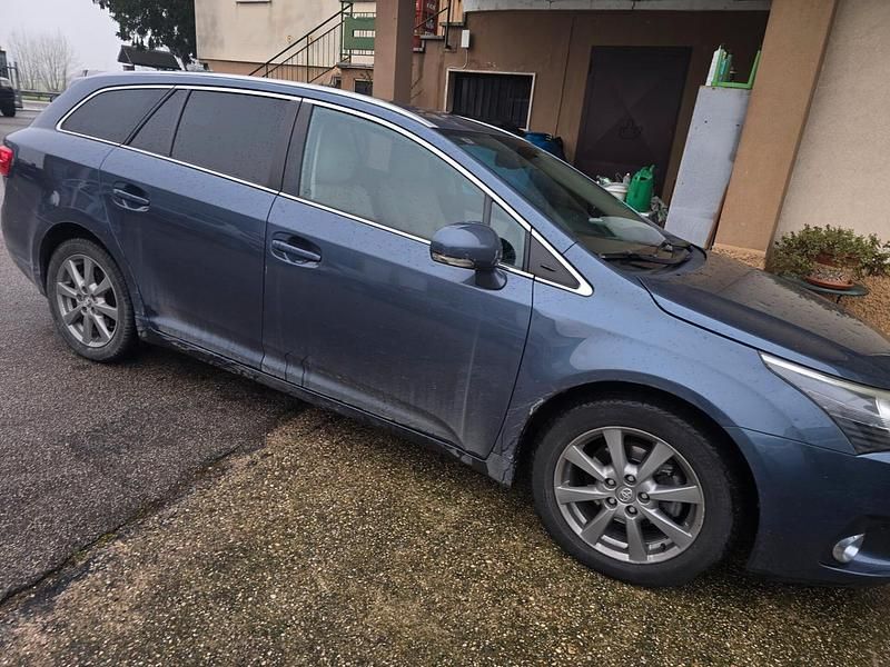 Usata Toyota Avensis Lounge 123 CV (90 kW) 2013 Grigio Station wagon