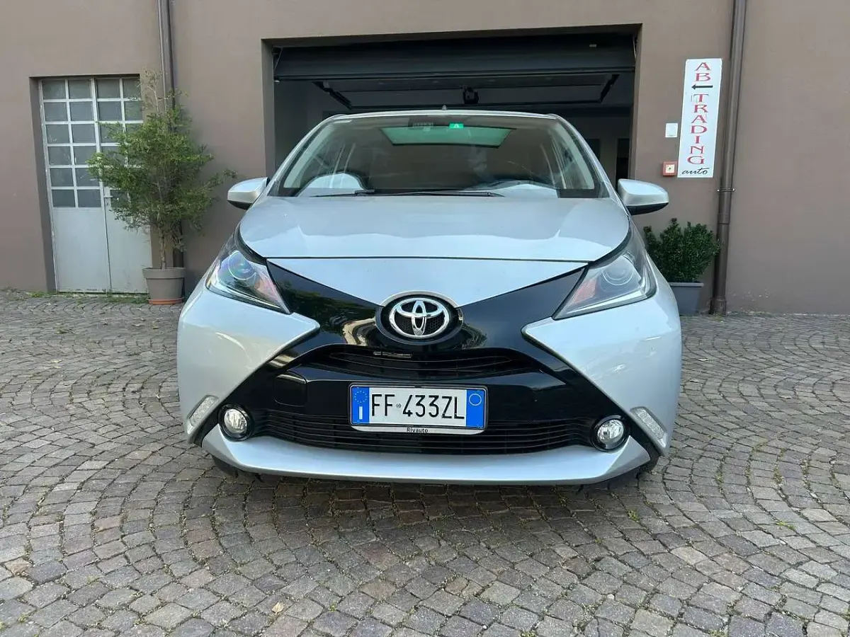 Usata Toyota Aygo X-wave 69 CV (50 kW) 2016 Grigio Utilitaria