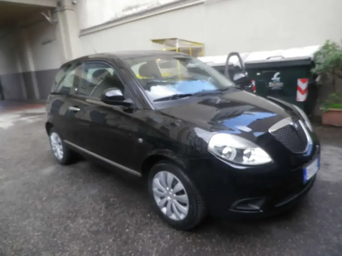 Usata Lancia Ypsilon 69 CV (50 kW) 2011 Nero Utilitaria