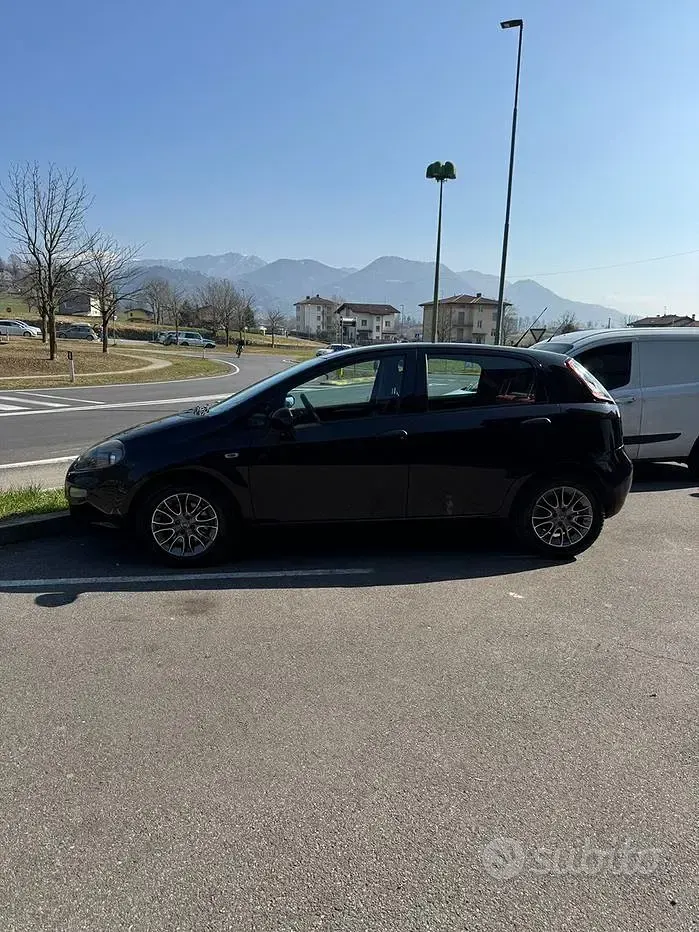 Usata Fiat Punto 85 CV (62 kW) 2012 Nero Utilitaria