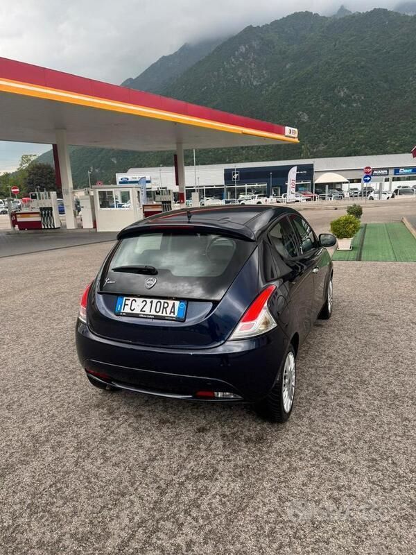 Usata Lancia Ypsilon 60 CV (44 kW) 2016 Blu Utilitaria