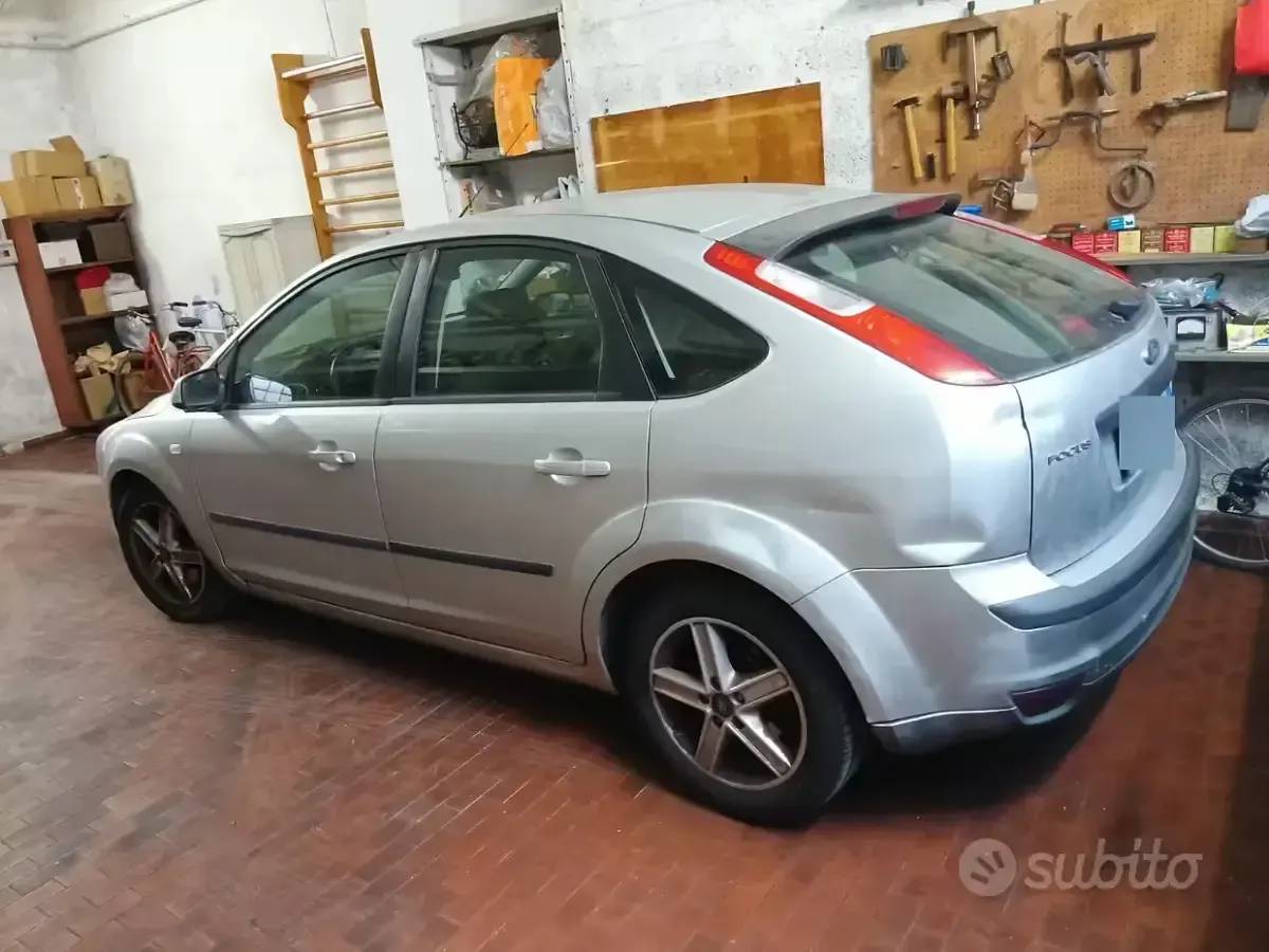 Usata Ford Focus 116 CV (85 kW) 2006 Grigio Berlina