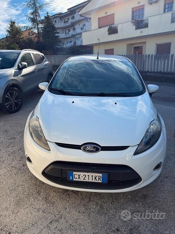 Bianco Usata 2012 Ford Fiesta Due volumi | 3000 € - Immagine 1/4