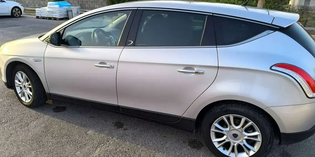 Usata Lancia Delta 120 CV (88 kW) 2011 Grigio Utilitaria