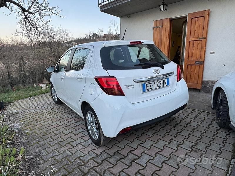 Usata Toyota Yaris Lounge 90 CV (66 kW) 2015 Bianco Utilitaria