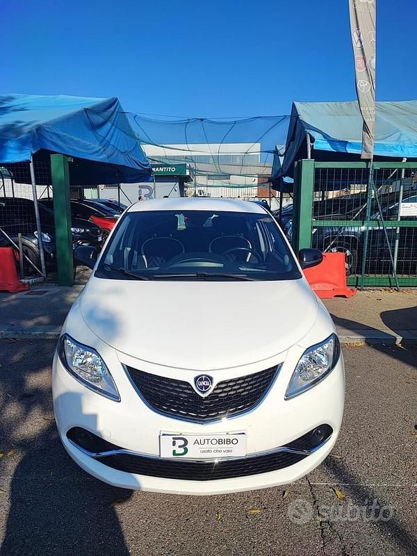 Usata Lancia Ypsilon Platinum 69 CV (50 kW) 2016 Bianco Utilitaria