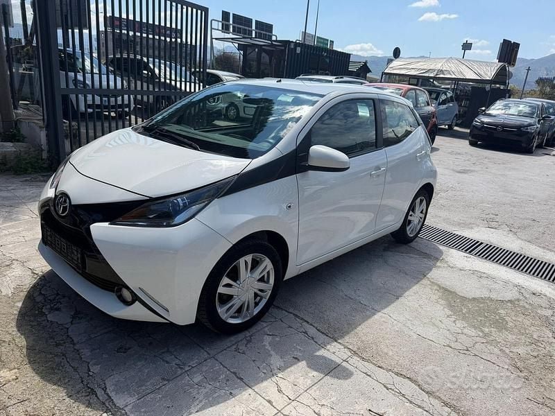 Usata Toyota Aygo X-clusiv 69 CV (50 kW) 2017 Bianco Utilitaria