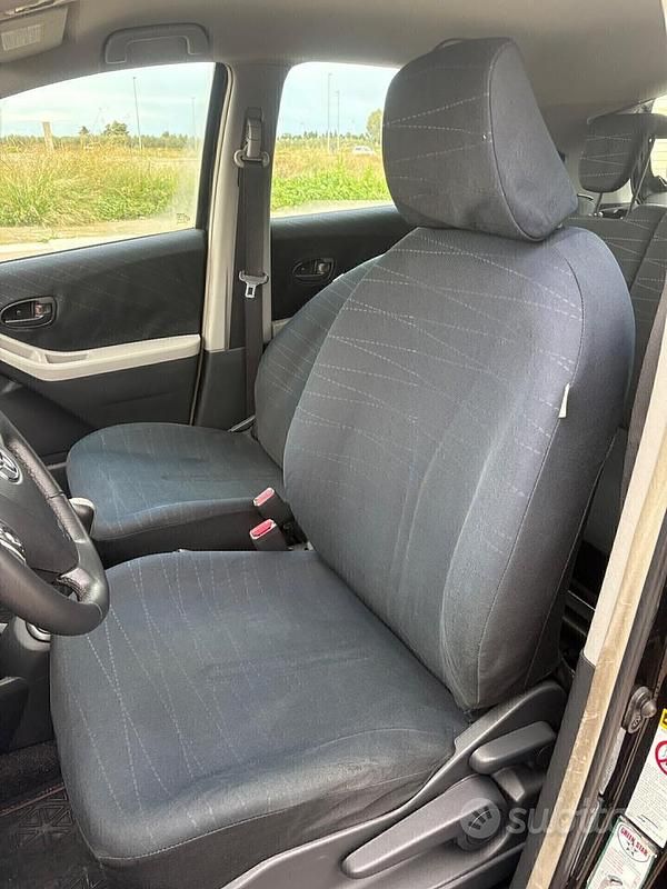 Usata Toyota Yaris 69 CV (50 kW) 2010 Nero Berlina