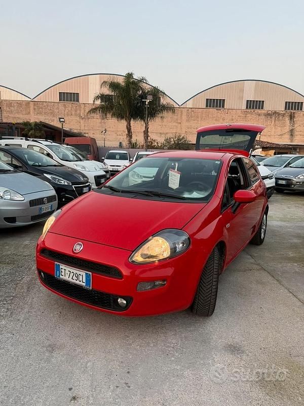 Rosso Usata 2013 Fiat Punto Tre volumi | 2600 € (Ottimo prezzo) - Immagine 1/4