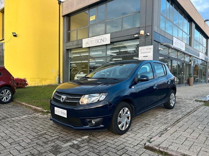 Blu Usata 2014 Dacia Sandero Due volumi | 6499 € (Cara) - Immagine 1/4