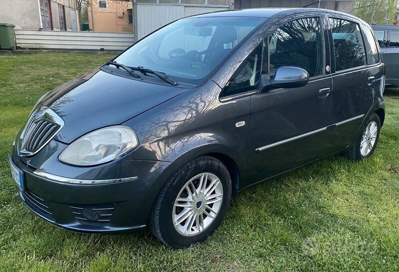 Usata Lancia Musa 77 CV (56 kW) 2010 Grigio Monovolume