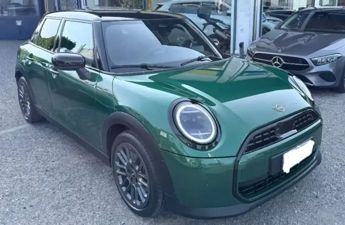 Usata Mini Cooper Favoured 114 kW (156 CV) 2025 Verde Utilitaria