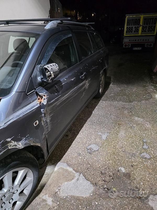 Usata Toyota Avensis 2005 Grigio Station wagon