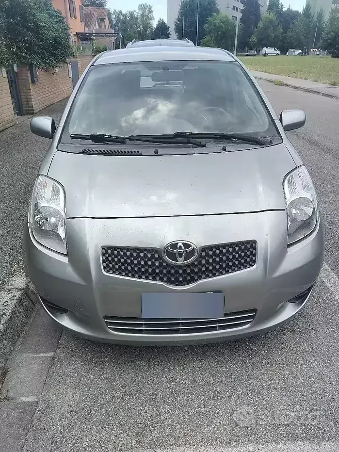 Usata Toyota Yaris 69 CV (50 kW) 2006 Grigio Berlina