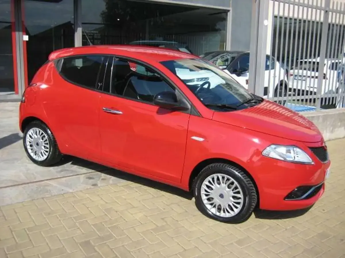 Usata Lancia Ypsilon Gold 95 CV (69 kW) 2017 Rosso argilla Utilitaria