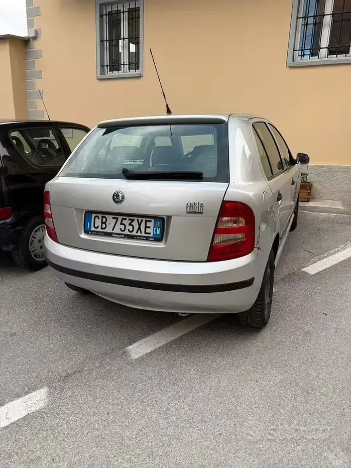 Usata Skoda Fabia 75 CV (55 kW) 2002 Grigio Berlina