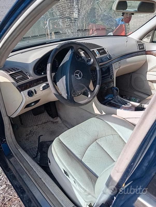 Usata Mercedes E220 177 CV (130 kW) 2006 Blu Berlina