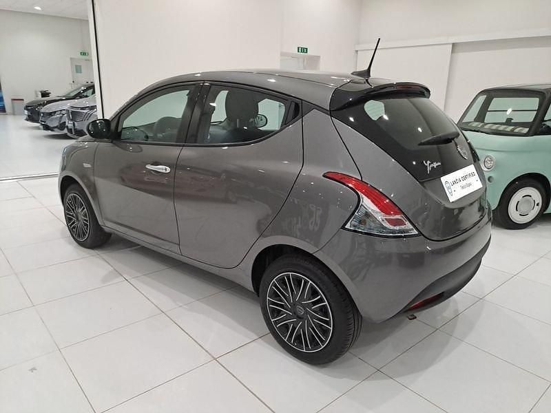 Usata Lancia Ypsilon 70 CV (51 kW) 2024 Grigio Utilitaria