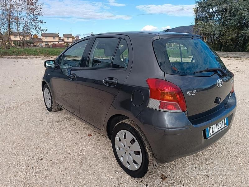 Usata Toyota Yaris Sol 100 CV (73 kW) 2009 Grigio Berlina
