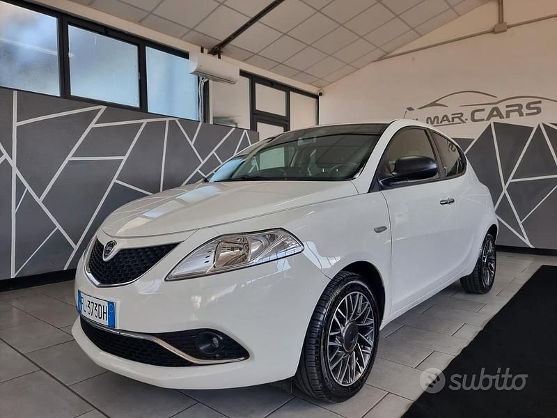 Usata Lancia Ypsilon Platinum 69 CV (50 kW) 2017 Bianco Utilitaria