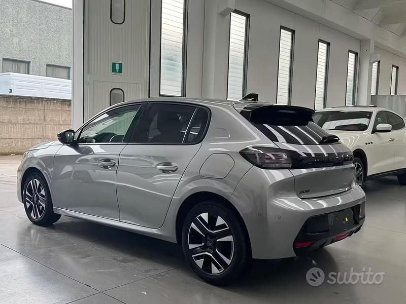 Begagnad Peugeot 208 Allure 101 HK (74 kW) 2024 Grå Halvkombi