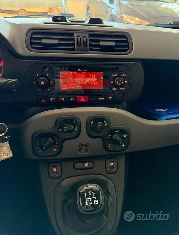 Usata Fiat Panda Lounge 69 CV (50 kW) 2017 Rosso Utilitaria