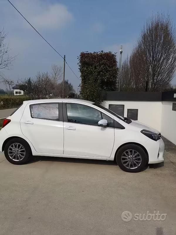 Usata Toyota Yaris 99 CV (72 kW) 2017 Bianco Berlina
