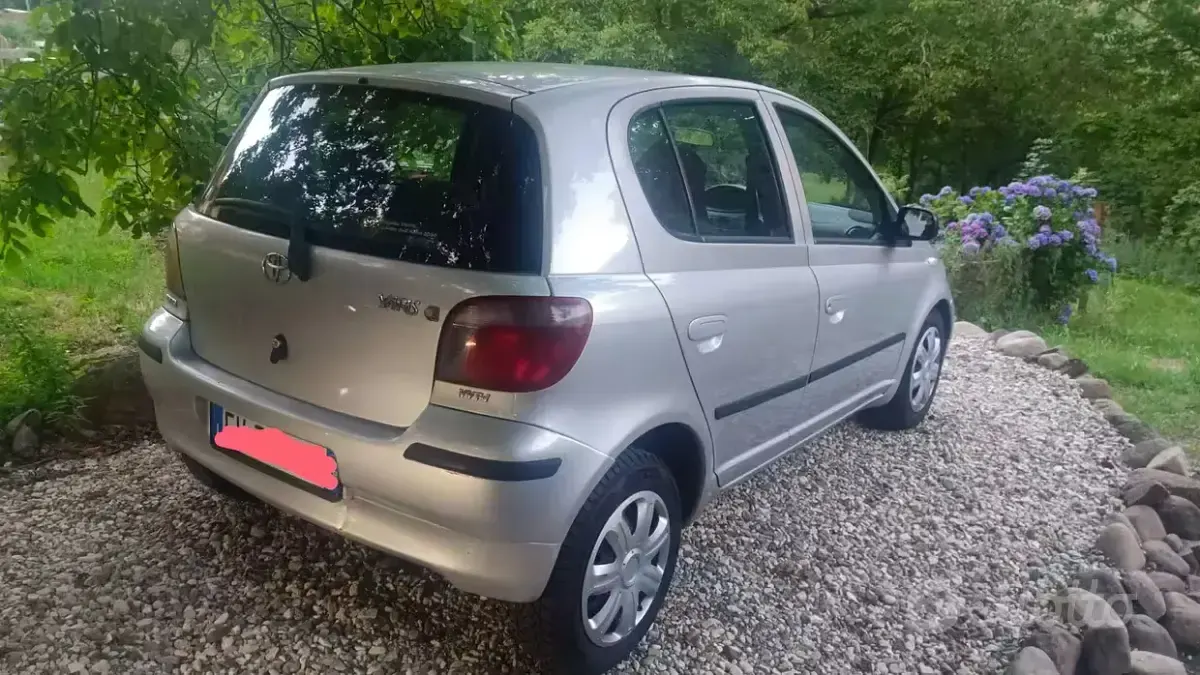 Usata Toyota Yaris 68 CV (50 kW) 2000 Grigio Utilitaria